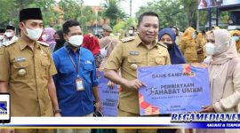 Caption: penyerahan pembiayaan kepada pelaku UMKM secara simbolis oleh Bupati Sampang.