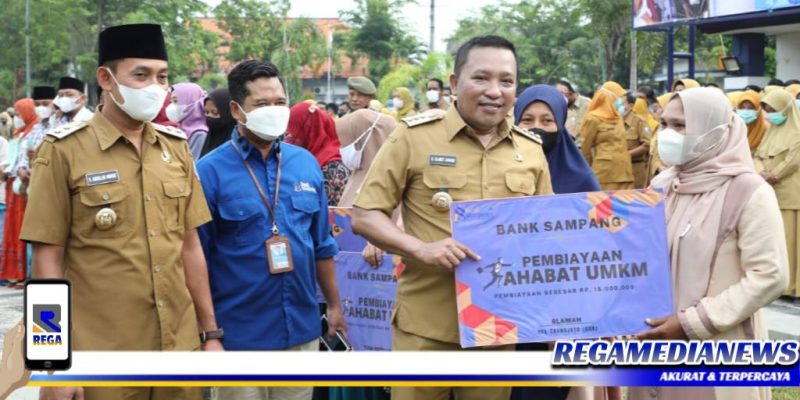 Caption: penyerahan pembiayaan kepada pelaku UMKM secara simbolis oleh Bupati Sampang.