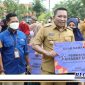 Caption: penyerahan pembiayaan kepada pelaku UMKM secara simbolis oleh Bupati Sampang.