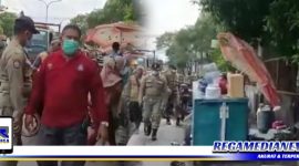 Caption: Satpol PP kota Surabaya, saat penertiban PKL di jalan Gembong Tebasan.