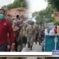Caption: Satpol PP kota Surabaya, saat penertiban PKL di jalan Gembong Tebasan.