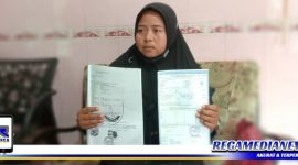 Caption: Hoiriyah, keluarga ahli waris menunjukkan bukti dokumen tanah terdapat dugaan pemalsuan tanda tangan.