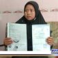 Caption: Hoiriyah, keluarga ahli waris menunjukkan bukti dokumen tanah terdapat dugaan pemalsuan tanda tangan.