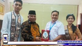 Caption: Kadisparpora Pamekasan (tengah batik), bersama Ketua ASPPI Jatim dan Mister & Miss Grand Tuorism Indonesia Jatim.