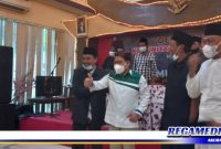 Ketua Umum PKB, Gus Muhaimin secara simbolis menerima odheng ciri khas budaya Madura dari Komunitas Blater Madura 