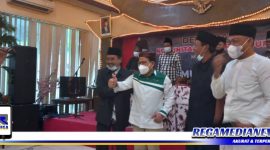 Ketua Umum PKB, Gus Muhaimin secara simbolis menerima odheng ciri khas budaya Madura dari Komunitas Blater Madura 