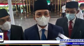Caption: Bupati Bangkalan (R Abdul Latif Amin Imron) saat di wawancara awak media, usai pelantikan Kepala Sekolah.