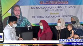 Caption: Dzurriyah Syaikhona Muhammad Kholil, R Abdul Latif Amin Imron menyerahkan cindra mata kepada Yenny Wahed.