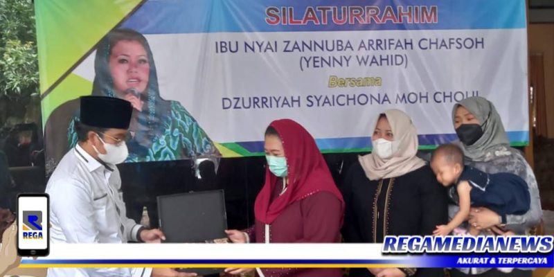 Caption: Dzurriyah Syaikhona Muhammad Kholil, R Abdul Latif Amin Imron menyerahkan cindra mata kepada Yenny Wahed.