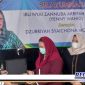 Caption: Dzurriyah Syaikhona Muhammad Kholil, R Abdul Latif Amin Imron menyerahkan cindra mata kepada Yenny Wahed.