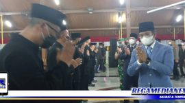 Caption: Bupati Bangkalan (R Abdul Latif Amin Imron) mengucapkan selamat kepada Kepala OPD usai dilantik.