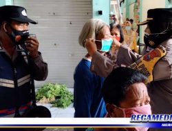 Imbau Prokes 5M, Polisi Bagi-bagi Masker di Pasar Sememi Surabaya