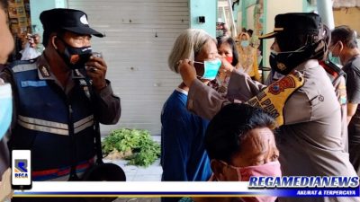 Imbau Prokes 5M, Polisi Bagi-bagi Masker di Pasar Sememi Surabaya