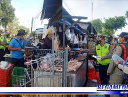 Kapolsek Mulyorejo Himbau Pedagang di Pasar Taati Prokes