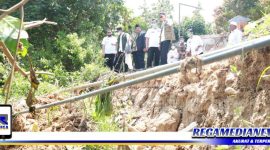 Caption: Bupati Bangkalan bersama kepala dinas terkait saat meninjau jalan amblas di Desa Daleman.