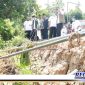 Caption: Bupati Bangkalan bersama kepala dinas terkait saat meninjau jalan amblas di Desa Daleman.