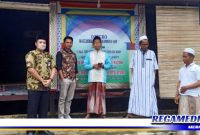 Caption: Plt Direktur RSD Ketapang (dr. Juan Setiadi Zenniko) saat silaturahmi ke kediaman pasien BPJS di Desa Tlagah, Banyuates, Sampang.