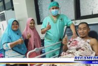 Caption: pasien penderita hernia asal Kalimantan Tengah acungi jempol usai menjalani operasi di RSD Ketapang dengan lancar.