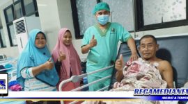 Caption: pasien penderita hernia asal Kalimantan Tengah acungi jempol usai menjalani operasi di RSD Ketapang dengan lancar.