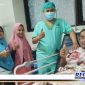 Caption: pasien penderita hernia asal Kalimantan Tengah acungi jempol usai menjalani operasi di RSD Ketapang dengan lancar.