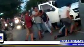 Caption: aksi penangkapan anggota Polsek Sokobanah, Sampang, Madura, terhadap 4 pelaku narkoba.