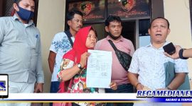 Caption: Hoiriyah (pelapor) didampingi kuasa hukumnya (Achmad Bahri), saat diwawancara awak media di Mapolres Sampang.