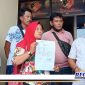 Caption: Hoiriyah (pelapor) didampingi kuasa hukumnya (Achmad Bahri), saat diwawancara awak media di Mapolres Sampang.