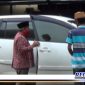 Caption: mantan Kepala Desa Pandiyangan (peci hitam) hendak masuk ke mobil usai penuhi panggilan polisi.