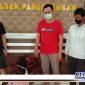 Caption: pelaku narkoba inisial RD dan barang buktinya saat diamankan di Mapolsek Pangarengan.