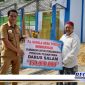 Caption: secara simbolis, PJ Kades Torjun (Achmad Fadil) serahkan dana kepada pengasuh pon-pes tahfidz Darus Salam (KH. Mohammad Aunul Abied Syah).