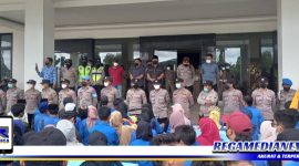 Caption: puluhan aktivis PMII Bangkalan saat melakukan aksi demo didepan kantor DPRD Bangkalan.