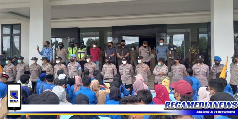 Caption: puluhan aktivis PMII Bangkalan saat melakukan aksi demo didepan kantor DPRD Bangkalan.