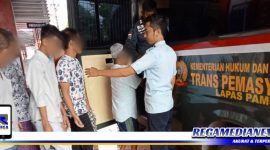 Caption: tampak petugas keamanan Rutan Kelas IIB Sampang, mengawal ketat napi yang hendak dipindah ke Lapas IIA Pamekasan.
