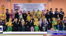 Caption: foto bersama HPMM Korwil Papua dengan para tokoh Enrekang,  saat pelantikan HPMM Korwil Papua Periode 2022-2023. 