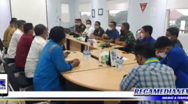 Caption: Ketua DPRD Bangkalan bersama anggotanya saat sidak ke industri pemotongan bangkai kapal dan perawatan di wilayah perairan Kecamatan Kamal.