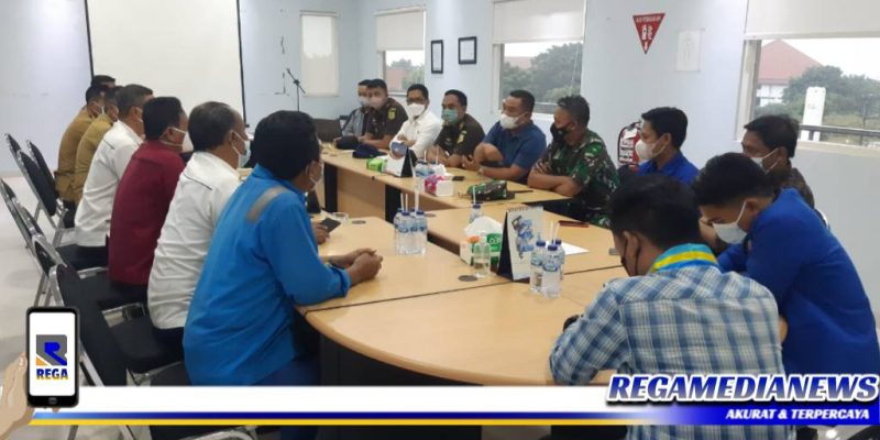Caption: Ketua DPRD Bangkalan bersama anggotanya saat sidak ke industri pemotongan bangkai kapal dan perawatan di wilayah perairan Kecamatan Kamal.