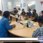 Caption: Ketua DPRD Bangkalan bersama anggotanya saat sidak ke industri pemotongan bangkai kapal dan perawatan di wilayah perairan Kecamatan Kamal.