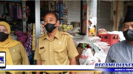 Caption: Kepala Pasar Ki Lemah Duwur Bangkalan, Moch Kholil (tengah).