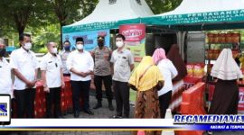Caption: pihak Pemkab Bangkalan saat operasi minyak goreng di area gedung Rato Ebhu, Bangkalan.