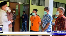 Caption: Wakil Bupati Sampang (H. Abdullah Hidayat) saat sidak ke Puskesmas Camplong.
