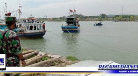 Caption: dua kapal yang pakai cantrang diamankan di Poskamladu Camplong, Madura.
