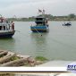 Caption: dua kapal yang pakai cantrang diamankan di Poskamladu Camplong, Madura.