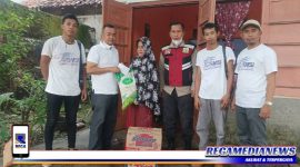 Ketua SMSI Sampang (tengah) saat memberikan bantuan didampingi anggota Polsek Torjun dan beberapa pengurus