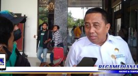 Caption: Rektor Universitas Trunojoyo Madura (Dr. Drs. Ec. H. Muh Syarif), saat diwawancara awak media.