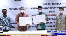 Caption: Ketua KPK, (Firly Bahuri) bersama Bupati Bangkalan (R Abdul Latif Amin Imron) menunjukkan dokumen penyerahan aset tanah dari KPK.