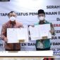 Caption: Ketua KPK, (Firly Bahuri) bersama Bupati Bangkalan (R Abdul Latif Amin Imron) menunjukkan dokumen penyerahan aset tanah dari KPK.