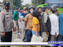 Babinkamtibmas Pantau Antrian Minyak Goreng di Surabaya