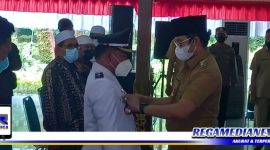 Caption: Bupati Bangkalan (R. Abdul Latif Amin Imron) saat melantik PAW Kepala Desa Lang Panggang.