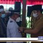 Caption: Bupati Bangkalan (R. Abdul Latif Amin Imron) saat melantik PAW Kepala Desa Lang Panggang.