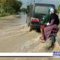 Caption: tampak pengendara menerobos genangan banjir di ruas jalan raya Desa Kamoning - Pangilen, Sampang.